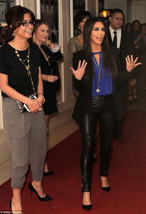 كيم ترمى ببودرة بيضاء ... على السجادة الحمراء